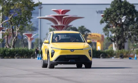 Ưng khả năng tiết kiệm chi phí của VF e34, tài xế dịch vụ mạnh dạn lên đời Limo Green