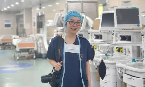 Người lưu giữ những khoảnh khắc thầm lặng của ngành Y qua ống kính nhiếp ảnh