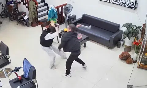 Điều tra vụ đối tượng cầm dao lao vào quán cắt tóc tấn công 2 mẹ con