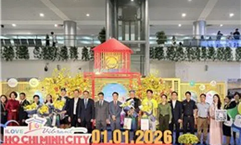 TP Hồ Chí Minh chào đón những vị khách quốc tế đầu tiên 'xông đất' đầu năm 2026