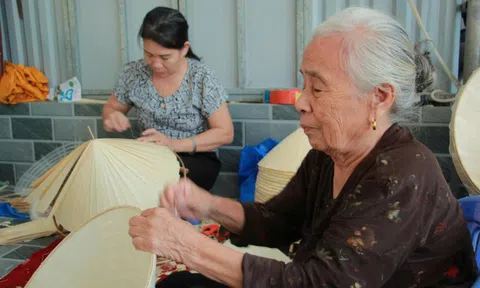 Làng nón lá thủ công hơn 200 năm trước bài toán sống còn thời hiện đại