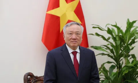 Phó Thủ tướng Thường trực Nguyễn Hòa Bình lên đường thăm làm việc tại Singapore