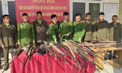Người dân Thanh Hóa mang súng săn, pháo nổ đến trụ sở công an giao nộp trước Tết