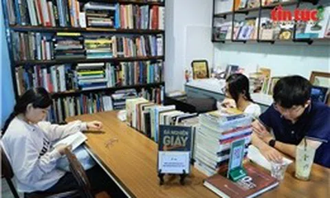 Độc đáo quán cà phê ‘trả công’ cho khách đọc sách ở TP Hồ Chí Minh