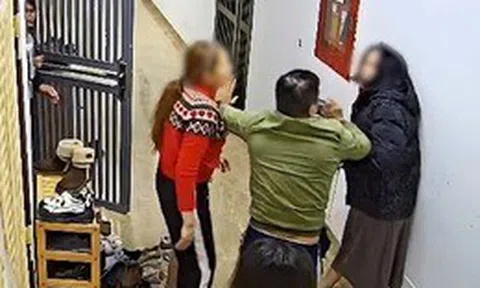 Tạm giữ hình sự người phụ nữ hành hung hàng xóm ở hành lang chung cư