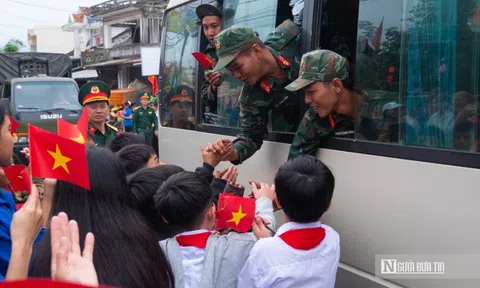Xúc động hình ảnh người dân Đắk Lắk chia tay bộ đội sau "Chiến dịch Quang Trung"