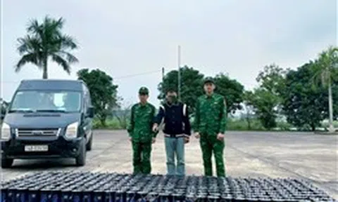 Phát hiện ô tô chở 75 bao tải chứa 300 bình 'khí cười'