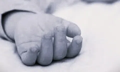 Vừa uống thứ quen thuộc, bé 20 tháng tuổi tử vong