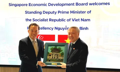 Phó Thủ tướng Nguyễn Hòa Bình làm việc với các cơ quan, doanh nghiệp, nhà đầu tư Singapore để thúc đẩy hợp tác trong lĩnh vực trung tâm tài chính