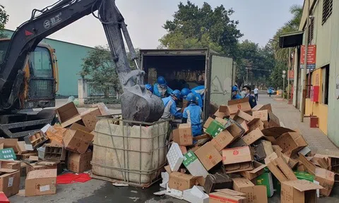 Hưng Yên: Tiêu hủy hơn 2.200 chai rượu nhập lậu