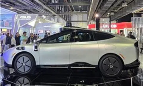 Xe điện tự lái đầu tiên trên thế giới ‘Made-by-VinFast’ gây tò mò ở Trung Đông