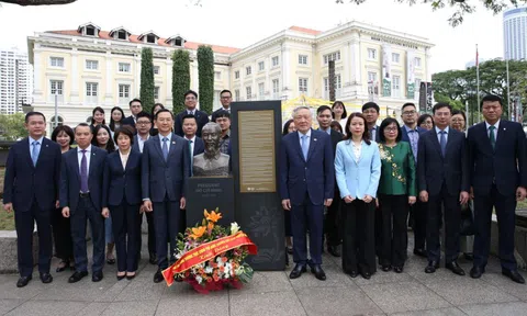 Phó Thủ tướng Thường trực Nguyễn Hòa Bình dâng hoa tại Tượng đài Chủ tịch Hồ Chí Minh ở Singapore