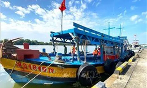 Tạm giữ tàu vận chuyển hơn 100.000 lít dầu trái phép trên biển