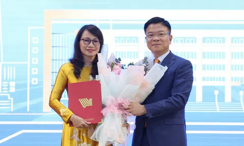 Phó Thủ tướng Lê Thành Long trao quyết định bổ nhiệm Giám đốc Đại học Quốc gia TPHCM