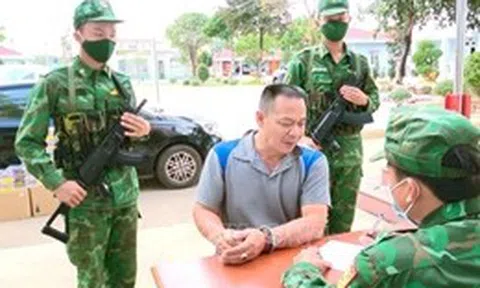 Bắt quả tang đối tượng vận chuyển số lượng lớn pháo lậu bằng ô tô