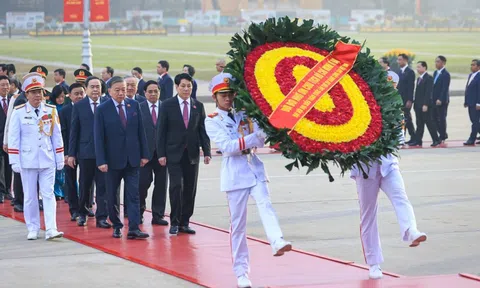 Đại biểu dự Đại hội XIV vào Lăng viếng Chủ tịch Hồ Chí Minh