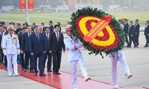 Đại biểu dự Đại hội Đảng lần thứ XIV vào Lăng viếng Chủ tịch Hồ Chí Minh