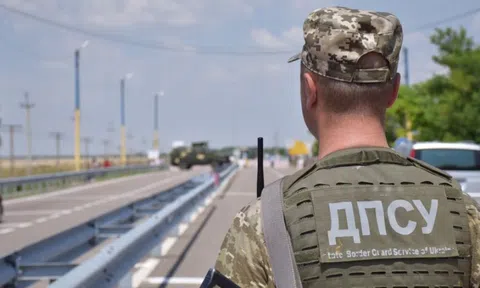 Biến động về làn sóng nam giới tuổi nhập ngũ rời Ukraine sau gần 4 năm xung đột