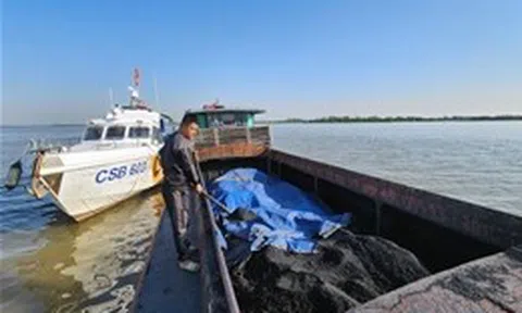 Cảnh sát biển tạm giữ tàu chở 200 tấn than không rõ nguồn gốc