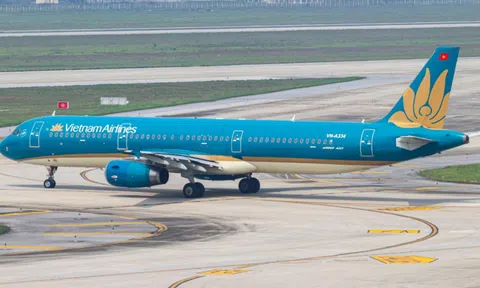 Vé máy bay Tết Bính Ngọ 2026 tăng cao: Người dân xoay xở bằng cách nào để về quê?