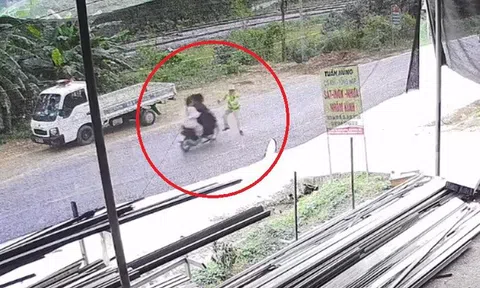 Xe máy kẹp ba tông Thượng úy CSGT gãy chân