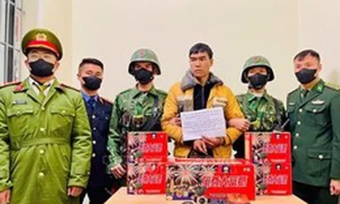 Bắt giữ đối tượng vận chuyển trái phép pháo hoa qua biên giới