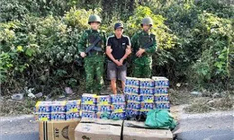 Bắt đối tượng vận chuyển trái phép 30 hộp pháo hoa nổ qua biên giới