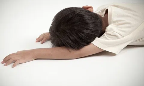 Tự lấy thuốc của người lớn uống “cho hết đau đầu”, 3 cháu bé co giật khiến cả nhà hốt hoảng