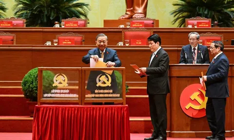 CHÙM ẢNH: Bỏ phiếu Bầu Ban Chấp hành Trung ương Đảng khóa XIV