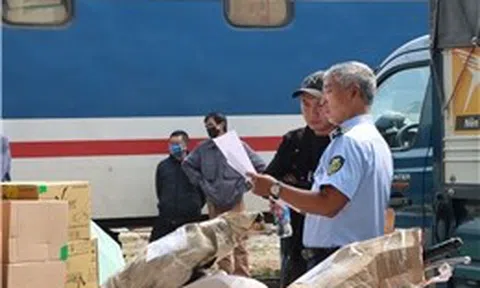 Phát hiện lượng lớn hàng hóa nghi nhập lậu tại Ga Hà Nội