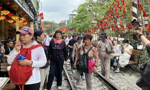 "Phố cafe đường tàu" Hà Nội hết thời kiếm tiền nhờ tàu hoả