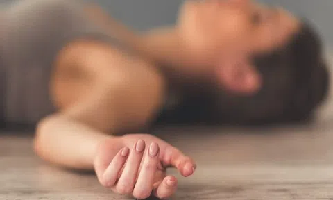 Người phụ nữ 35 tuổi tử vong giữa đêm khuya vì thói quen uống nước "chẳng giống ai"