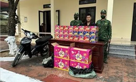 Bắt giữ đối tượng vận chuyển trái phép pháo hoa nổ