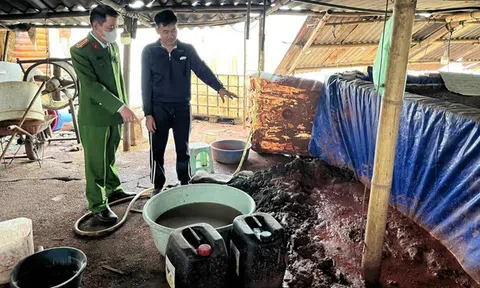 Tạm giữ 3 đối tượng vụ "xả trộm" hơn 6,7 tấn chất thải nguy hại ra sông Đuống