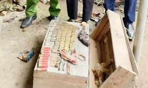 Đi tập thể dục, người phụ nữ phát hiện chiếc hòm chứa nhiều súng, lựu đạn