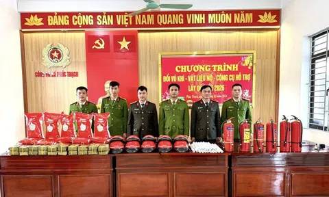 Hà Tĩnh: Người dân mang súng AK đến công an xã đổi lấy bánh chưng