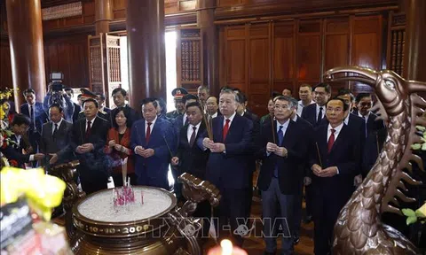 Tổng Bí thư Tô Lâm dâng hương tưởng niệm Chủ tịch Hồ Chí Minh tại Nghệ An