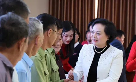 Phó Thủ tướng Phạm Thị Thanh Trà thăm, tặng quà Tết người có công, hộ nghèo, hộ khó khăn tại Nghệ An