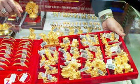 Giá vàng giảm sâu, người dân xếp hàng mua với tâm lý bù lỗ