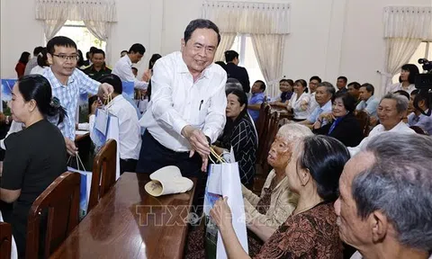 Chủ tịch Quốc hội thăm, chúc Tết và tặng quà cho các gia đình chính sách tại Cần Thơ