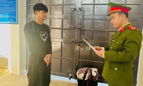 Bắt tạm giam kẻ giả mạo người nổi tiếng trên mạng xâm hại thiếu nữ 16 tuổi