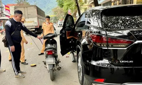 Khởi tố tài xế Lexus mở cửa ô tô khiến cháu bé tử vong