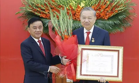 Lễ trao Huy hiệu 45 năm tuổi Đảng tặng Tổng Bí thư Tô Lâm