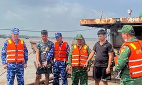 Cảnh sát biển phối hợp Biên phòng kiểm tra tàu không số hiệu chở cát