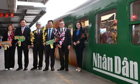 Báo Nhân Dân ra mắt “Chuyến tàu hạnh phúc”