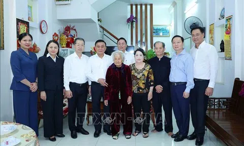 Thường trực Ban Bí thư Trần Cẩm Tú thăm, tặng quà Tết tại Đà Nẵng