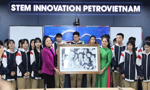 Phó Thủ tướng Phạm Thị Thanh Trà thăm, động viên thầy trò Trường THPT Cam Đường, tỉnh Lào Cai