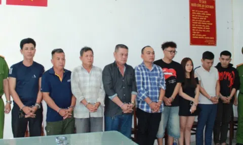 Nhóm người mang quan tài diễu phố để "tạo cú sốc" trước chợ Bến Thành sắp hầu tòa