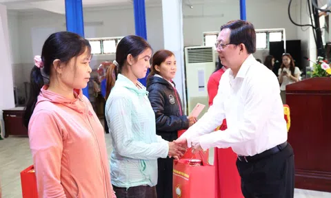 Phó Thủ tướng Hồ Quốc Dũng thăm, tặng quà Tết gia đình chính sách, công nhân khó khăn tại Gia Lai