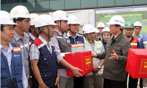 Phó Thủ tướng Trần Hồng Hà động viên, chúc Tết người lao động trên công trường sân bay Long Thành